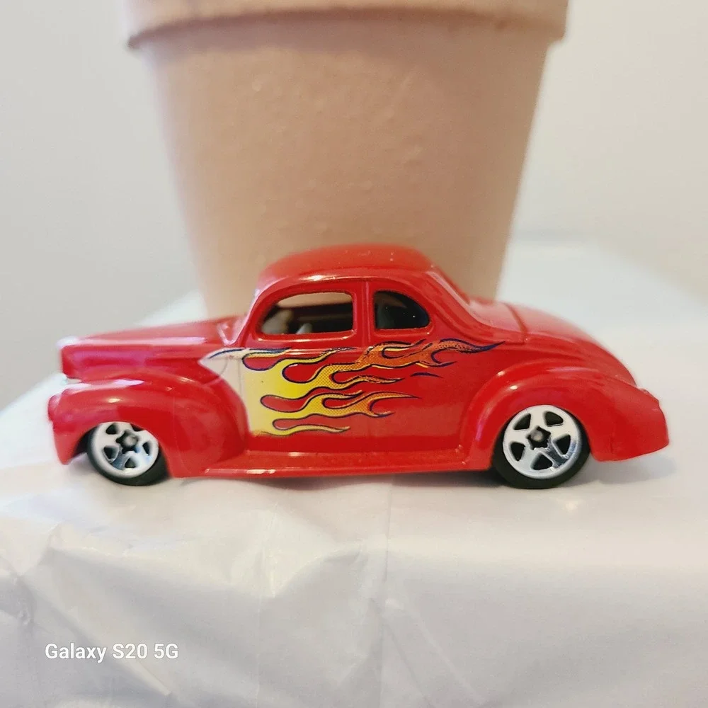 Hot Wheels 2001 '40 Ford Coupe Red Flames Diecast Car Toy‎ Vehicle